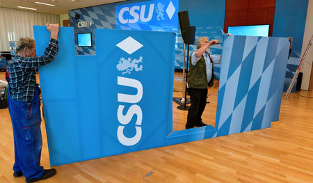 Dekorateure bei Vorbereitung einer CSU-Wahlveranstaltung im Okto...