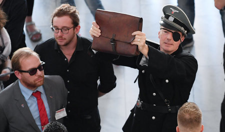Der Mann mit der Ledertasche: Martin Sonneborn auf der Frankfurt...