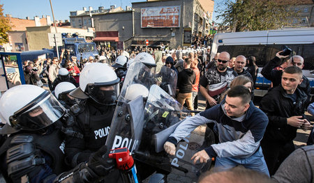 Polnische Neonazis greifen am Samstag während der LGBT-Demo für ... Polnische Neonazis greifen am Samstag während der LGBT-Demo für ...