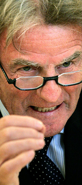 Reisediplomatie: Kouchner will humanitäres Abkommen vermitteln Reisediplomatie: Kouchner will humanitäres Abkommen vermitteln