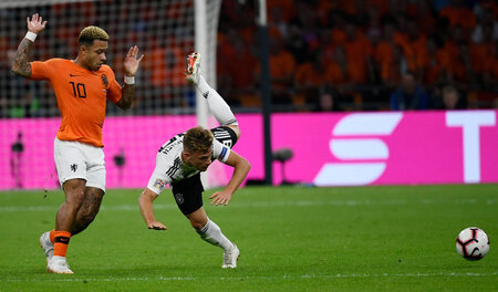 »Keine Wunderdinge erwarten«: Joshua Kimmich (r.) im Zweikampf m... »Keine Wunderdinge erwarten«: Joshua Kimmich (r.) im Zweikampf m...