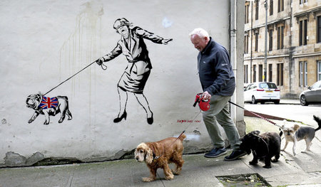 Die britische Premierministerin kommt ins Rutschen (Graffito in ...