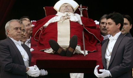 Der Papst ist tot, es lebe der Papst. Am 2. April 2005 starb Kar...