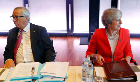 EU-Kommissionschef Jean-Claude Juncker und die britische Premier... EU-Kommissionschef Jean-Claude Juncker und die britische Premier...