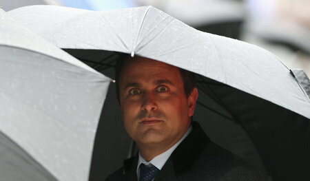 »Nicht abgewählt«: Premierminister Xavier Bettel steht im Regen