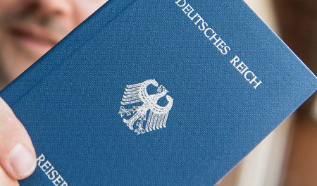 Reichsbürger gehen von der Weiterexistenz des Deutschen Reiches ... Reichsbürger gehen von der Weiterexistenz des Deutschen Reiches ...