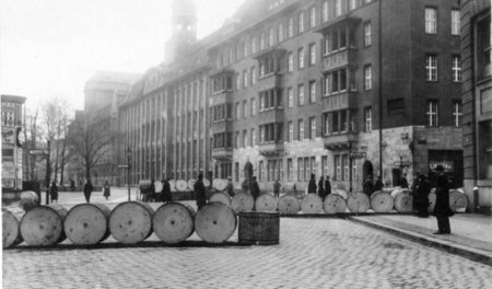 »Zentrale Anlaufstelle«: Barrikaden am Köllnischen Park beim Mar...