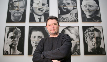 Lutz Dammbeck 2016 vor seiner »Versuchsanordnung I–VIII« in Leip...