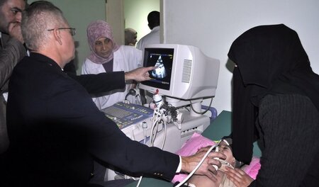 Ein Arzt untersucht im Krankenhaus in Falludscha ein Kind, das a...