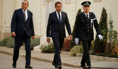Christophe Castaner (M.) auf dem Weg zu seiner Ernennung zum Inn...