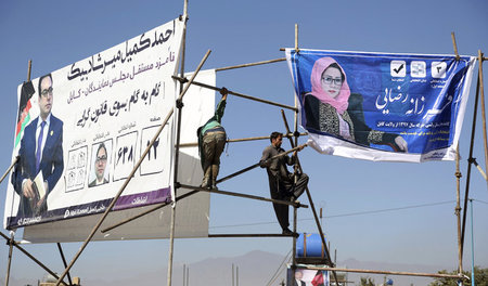 Plakate zu den Parlamentswahlen am Sonnabend (Kabul, 9.10.2018)
