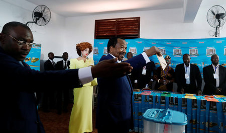 Seit 36 Jahren Präsident in Kamerun: Paul Biya bei der Abstimmun...