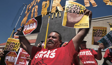 Protest gegen sexuelle Belästigung am Arbeitsplatz bei McDonalds...