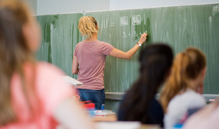 Anforderungen nicht zu bewältigen: Lehrerin vor einer Schulklass...