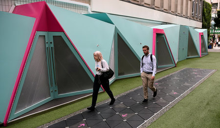 Sieht nur so aus, als ob gelangweilte Touristen Zelte aus Hartpl...