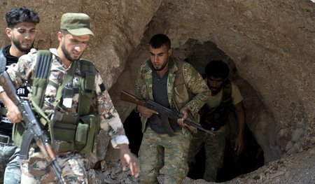 Kämpfer der »Freien Syrischen Armee« verlassen eine Höhle westli...
