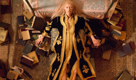 Die mehrere hundert Jahre alte Eve (Tilda Swinton) ist eine äuße...