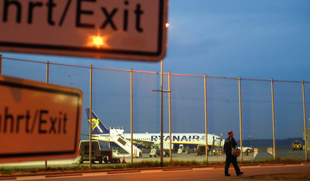 Nach dem Streik werden Maschinen abgezogen: Der Flughafen Weeze ...