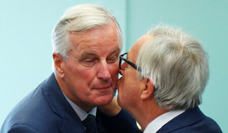 Eine Art Belobigung? EU-Unterhändler Michel Barnier (l.) wird am...