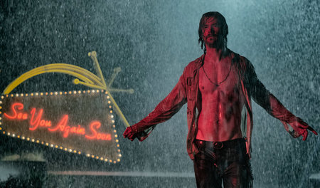 Chris Hemsworth als Billy Lee in Erlöserpose