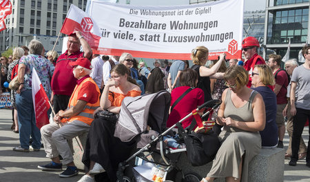 Einflussnahme auf den öffentlichen Diskurs: Gewerkschafter demon...