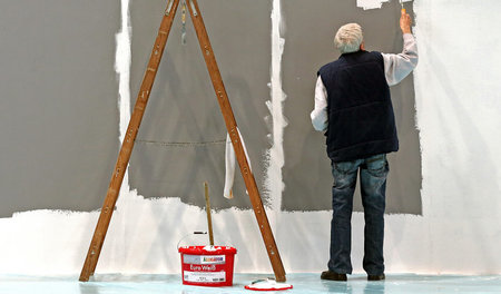 Spaß an der Arbeit? Maler im Rentenalter in Leipzig (18.2.2014)