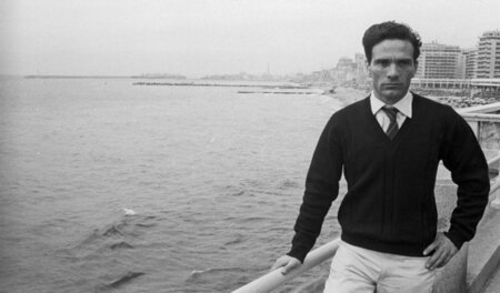 Während seiner ersten Fahrt entlang der Küste 1959: »Pier Paolo ... Während seiner ersten Fahrt entlang der Küste 1959: »Pier Paolo ...