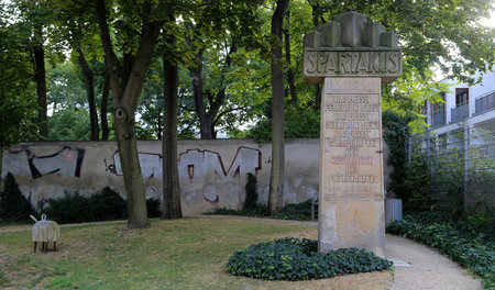 Nicht mehr zugänglich: Gedenkstele in der Chausseestraße