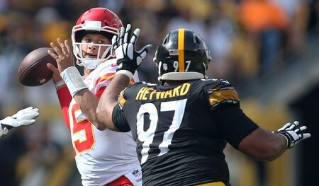 Patrick Mahomes (l.) im Einsatz gegen Cameron Heyward von den Pi...
