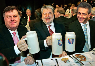 Der Alptraum des SPD-Vorsitzenden (hier zwischen Willi van Ooyen...