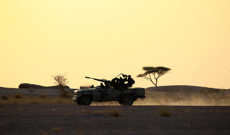 Soldaten der Frente Polisario in Bir Lahlou, Westsahara (Septemb...