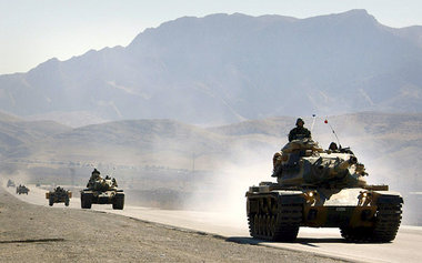 Panzer rollen über die türkisch-irakische Grenze bei Silopi