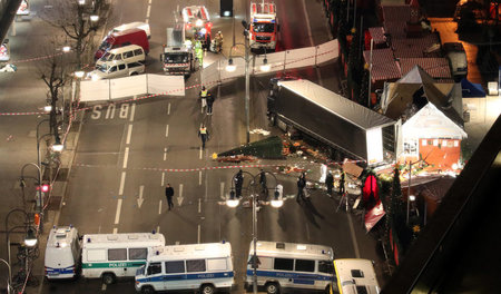 Mit einem gestohlenen Lastwagen soll Anis Amri auf dem Weihnacht... Mit einem gestohlenen Lastwagen soll Anis Amri auf dem Weihnacht...