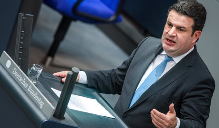 In Hochform: Arbeitsminister Hubertus Heil (SPD) wirft sich kurz... In Hochform: Arbeitsminister Hubertus Heil (SPD) wirft sich kurz...
