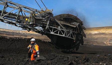 Bagger im NRW-Tagebau Garzweiler: Kohlekommission vor komplizier...