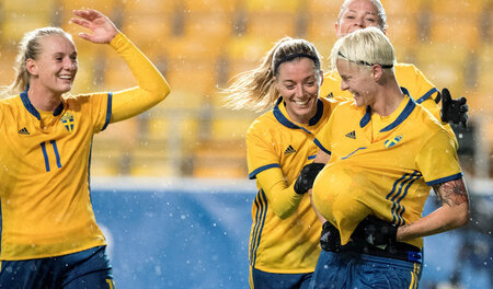 Torfreude: Nilla Fischer (r.) nach einem Punktgewinn im Spiel ge...