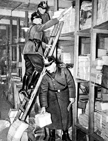 Polizei durchsucht den Keller des Karl-Liebknecht-Hauses