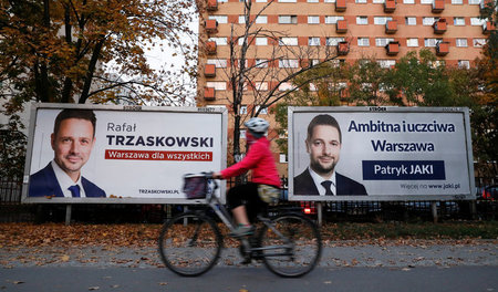 Wahlkampf in Warschau: Plakate von Rafal Trzaskowski and Patryk ...