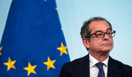Geduldig wartet der italienische Finanzminister Giovanni Tria, b...