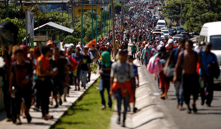 Am Sonntag im mexikanischen Tapachula: Tausende Migranten auf de...