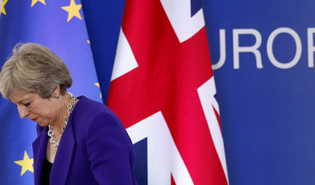 Mit gesenktem Haupt verließ Theresa May den EU-Gipfel in der ver...
