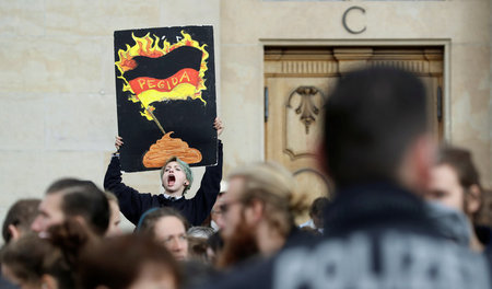 Kritisches Geburtstagsplakat für Pegida auf der Gegendemonstrati...