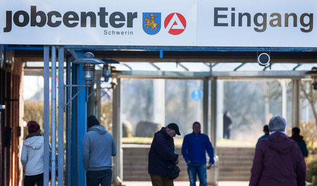Der arme Bevölkerungsteil steht im Schatten und ist für Regierun...