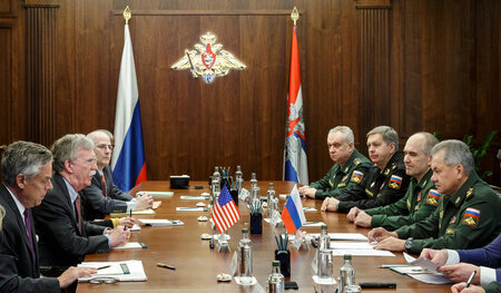 Russlands Verteidigungsminister Sergej Schoigu (r.) und US-Siche...