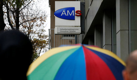 Menschen warten vor einem Büro des Arbeitsmarktservices in Wien ...