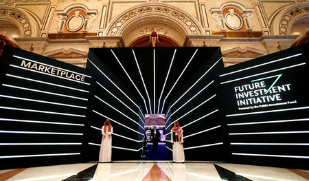 Trotz mancher Absage liebt man es pompös: Am Dienstag begann in ...