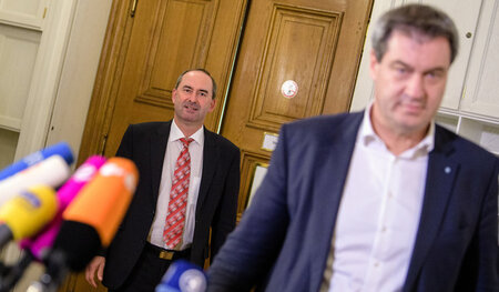 Hubert Aiwanger (l.) und Markus Söder (CSU) nach ersten Sondieru...