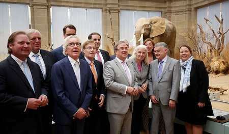 Armin Laschet (Mitte) und seine Ministerriege (Gruppenfoto vom 9...