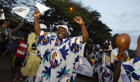 Anhänger von Kameruns Präsident Paul Biya feiern am Montag in Ja...
