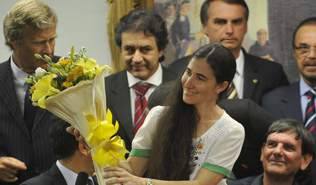 Yoani Sánchez beim Besuch im Parlament Brasiliens 2013. Im Hinte...